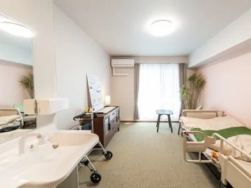居室の面積は広く、介護ベッドやタンス、椅子などを置いてもスペースは十分にあります。