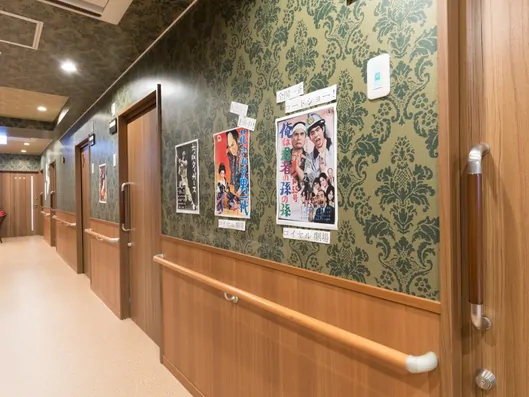 通路の壁には昔の映画などの懐かしのポスターを貼っており、昭和の雰囲気が漂っています。